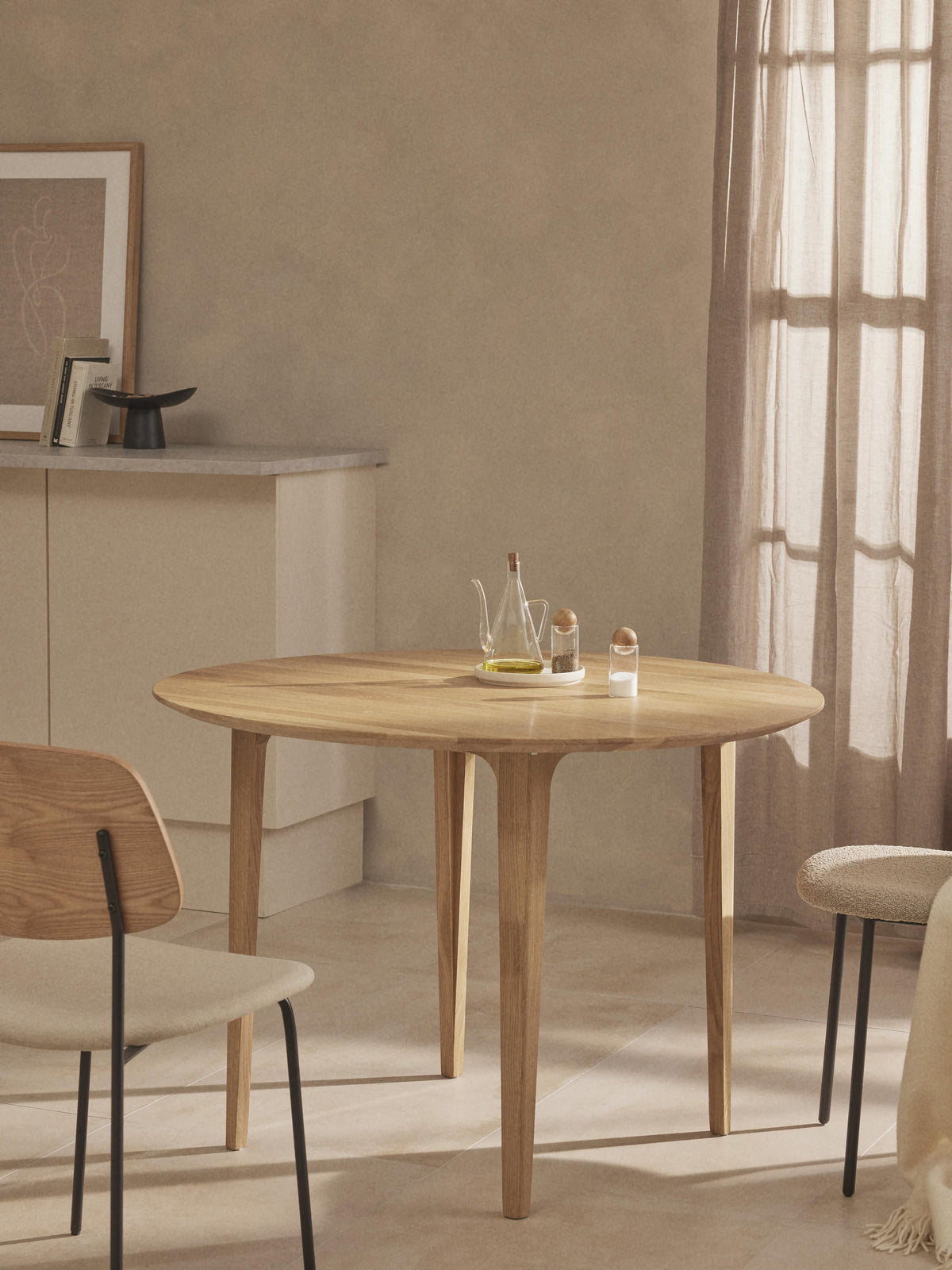 Archevo Round Dining Table in Oak, Ø 110 cm