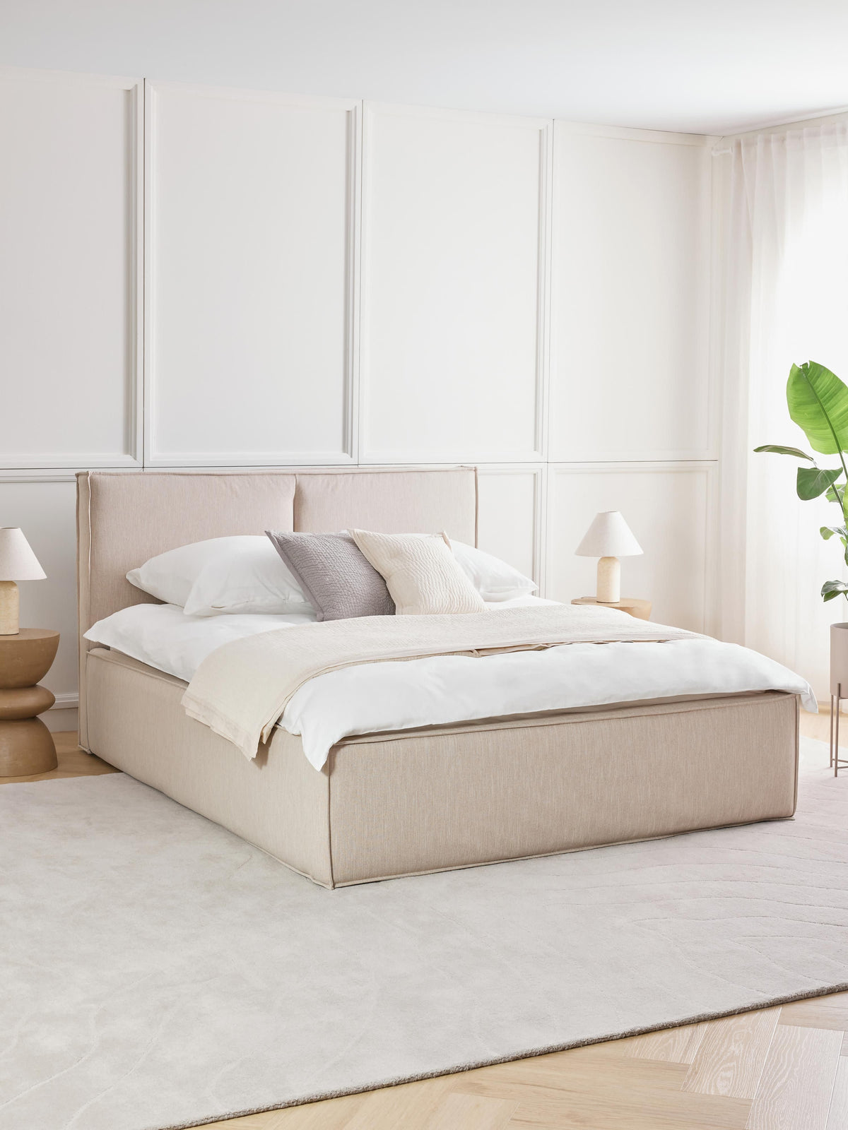 Dreanor Upholstered Bed