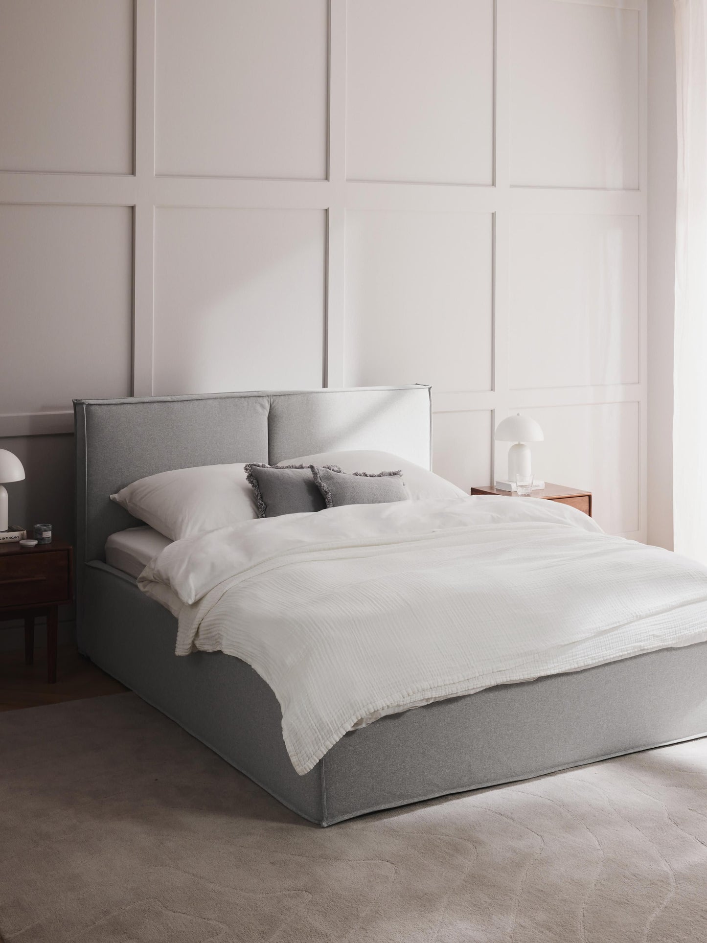 Dreanor Upholstered Bed